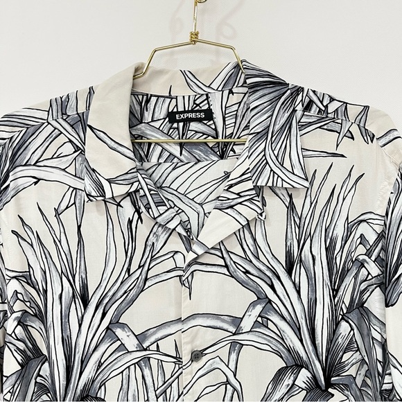Express Leaf Print Button-Up Shirt Cream Black Gray Short Sleeve Soft Viscose - Picture 5 of 6